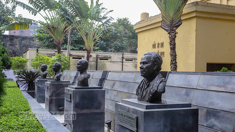 জেল হত্যা দিবসে বৃহস্পতিবার ঢাকার নাজিমউদ্দিন সড়কের কারা স্মৃতি জাদুঘরে জাতীয় চার নেতার ভাস্কর্য।