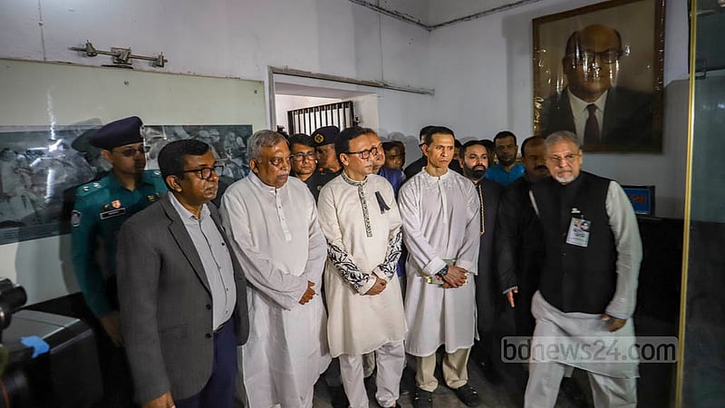 জেল হত্যা দিবসে বৃহস্পতিবার নাজিমউদ্দিন রোডের কারা স্মৃতি জাদুঘর ঘুরে দেখেন জাতীয় চার নেতার পরিবারের সদস্য এবং আওয়ামী লীগ নেতারা।