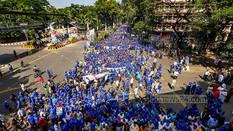 ঢাকার সোহরাওয়ার্দী উদ্যানে যুবলীগের সুবর্ণজয়ন্তীর মহাসমাবেশে যোগ দিতে নীল রঙের টি-শার্ট পরে নারায়ণগঞ্জের রূপগঞ্জ থেকে আসে নেতাকর্মীদের বড় একটি দল।ছবি: মাহমুদ জামান অভি