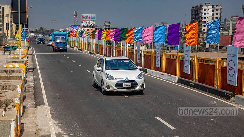 বাস র‌্যাপিড ট্রানজিট প্রকল্পের টঙ্গী ফায়ার সার্ভিস থেকে উত্তরা হাউজ বিল্ডিং অংশের ঢাকামুখী দুটি লেইন রোববার সকালে উদ্বোধনের পর গাড়ির চাপ তেমন দেখা যায়নি।