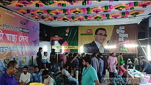 টাউন হল মাঠে আড্ডা-গানে রাত কাটলো বিএনপি নেতা-কর্মীদের