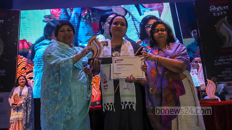 স্পিকার শিরীন শারমিন চৌধুরীর হাত থেকে ‘অনন্যা’ সম্মাননা নিচ্ছেন মঞ্চাভিনেতা ও নির্দেশক ত্রপা মজুমদার।