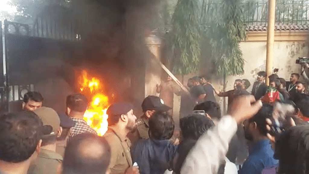 ইমরানের ওপর হামলা: পাকিস্তানজুড়ে সহিংস বিক্ষোভ