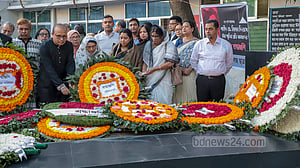 ফুলের শ্রদ্ধায় শহীদ ডা. মিলনকে স্মরণ