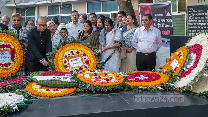এরশাদবিরোধী আন্দোলনে নিহত ডা. শামসুল আলম খান মিলনের সমাধি ঢাকা মেডিকেল কলেজ চত্বরে। রোববার মিলন দিবসে তার সমাধিতে ফুল দিয়ে শ্রদ্ধা জানায় পরিবারের সদস্যরা।