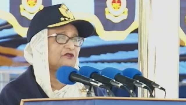 জনগণের আস্থা অর্জনে নবীন বৈমানিকদের কাজ করার আহ্বান প্রধানমন্ত্রীর
