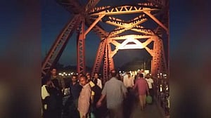 কালুরঘাট সেতুতে তেলের ট্রেন লাইনচ্যুত