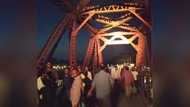 কালুরঘাট সেতুতে তেলের ট্রেন লাইনচ্যুত