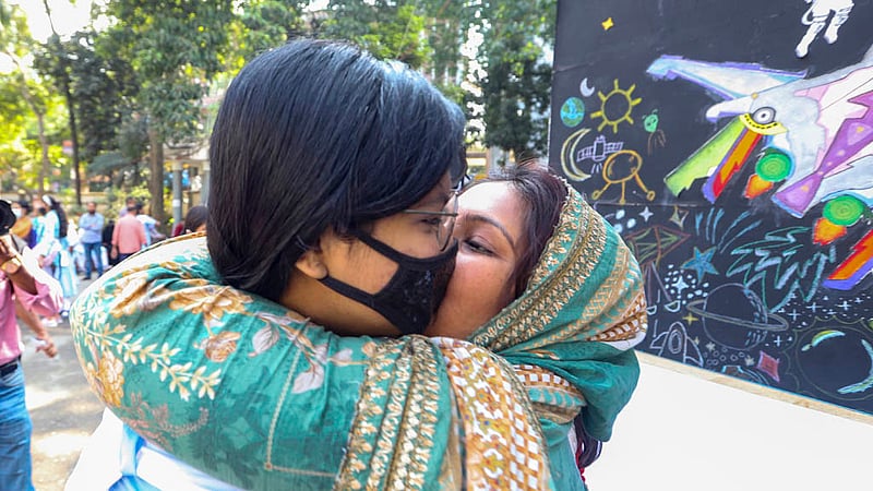 বিজ্ঞান বিভাগে ভিকারুননিসা নূন স্কুল ও কলেজ থেকে এসএসসিতে জিপিএ-৫ পেয়েছেন সুমাইয়া ইসলাম অনামিকা। স্কুলে এসে সোমবার মায়ের সঙ্গে উচ্ছ্বসিত এই শিক্ষার্থী।ছবি: মাহমুদ জামান অভি