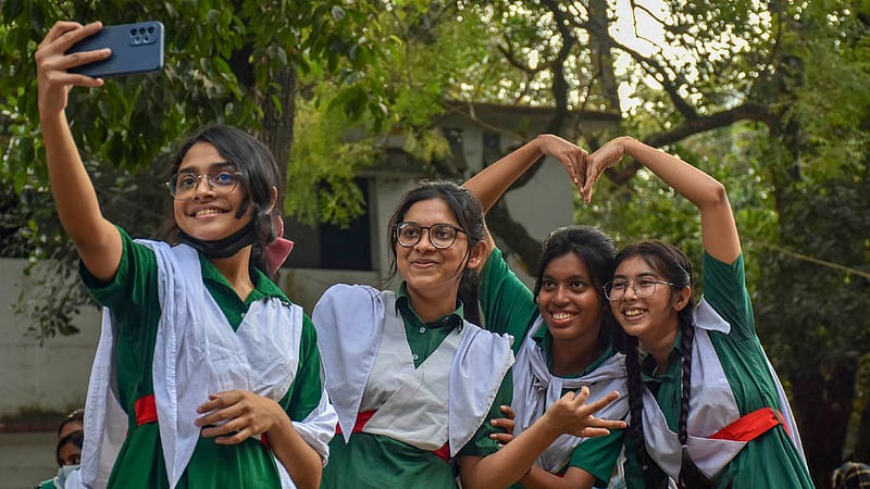 এসএসসি ও সমমানের পরীক্ষার ফল প্রকাশের চট্টগ্রাম ডা. খাস্তগীর সরকারি বালিকা উচ্চ বিদ্যালয়ের জিপিএ-৫ প্রাপ্ত ছাত্রীদের উল্লাস।ছবি: সুমন বাবু