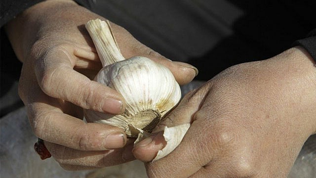 রসুনের খোসা ছাড়ানোর সহজ উপায়