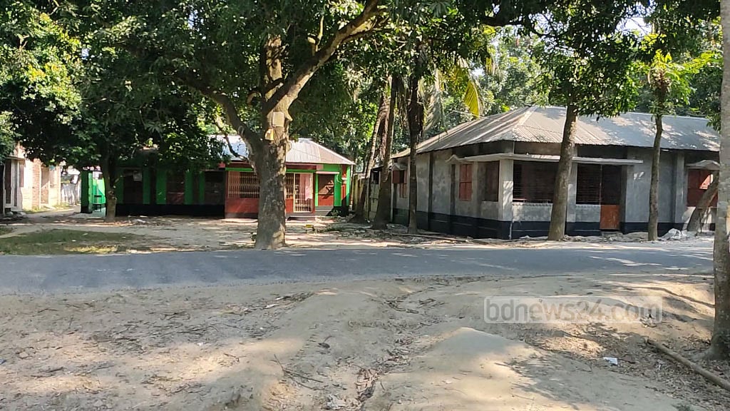 ব্যাংকের মামলায় গ্রেপ্তার আতঙ্কে ঘরছাড়া পাবনার ২৫ কৃষক