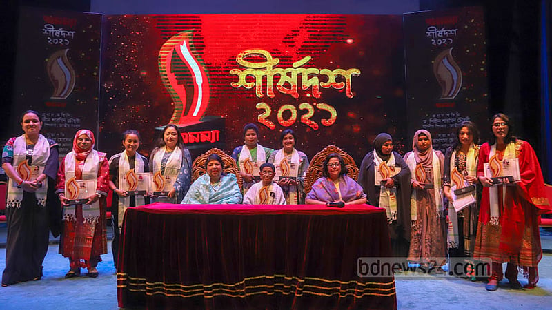 বাংলা একাডেমির আবদুল করিম সাহিত্য বিশারদ মিলনায়তনে শনিবার অতিথিদের সঙ্গে এ বছর সম্মাননা পাওয়া ‘অনন্যা ১০ নারী’।
