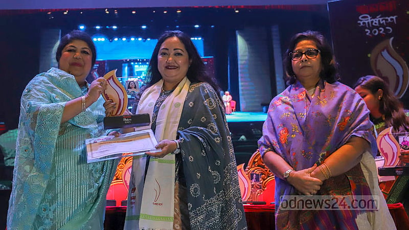 স্পিকার শিরীন শারমিন চৌধুরীর হাত থেকে ‘অনন্যা’ সম্মাননা নিচ্ছেন করপোরেট ব্যক্তিত্ব বিটপী দাশ চৌধুরী।