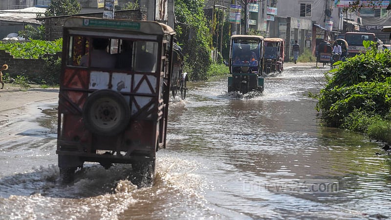 পয়ঃনিষ্কাশন ব্যবস্থা না থাকায় নোংরা পানিতে সারা বছরই সয়লাব থাকে মাতুয়াইল নিউ টাউন এলাকার বাদশা মিয়া সড়কের এই অংশ। ছবি: আসিফ মাহমুদ অভি
