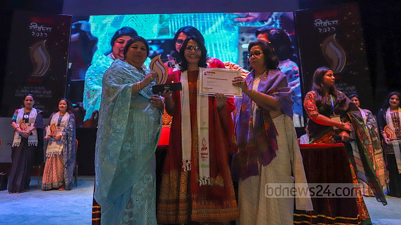 বাংলা একাডেমির আবদুল করিম সাহিত্য বিশারদ মিলনায়তনে শনিবার স্পিকার শিরীন শারমিন চৌধুরীর হাত থেকে ‘অনন্যা’ সম্মাননা নেন আলোকচিত্রী শাহরিয়ার ফারজানা।