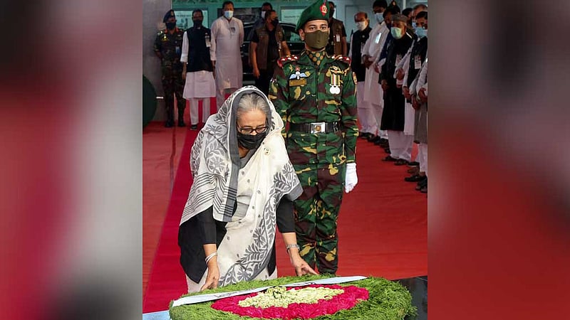 জেল হত্যা দিবস উপলক্ষে বৃহস্পতিবার সকালে ধানমণ্ডি ৩২ নম্বরে জাতির পিতা বঙ্গবন্ধু শেখ মুজিবুর রহমানের প্রতিকৃতিতে শ্রদ্ধা জানান প্রধানমন্ত্রী শেখ হাসিনা। ছবি: পিএমও