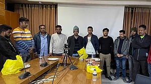 ৬৩৭ ভরি সোনা নিয়ে ধরা পড়ল ১২ জন