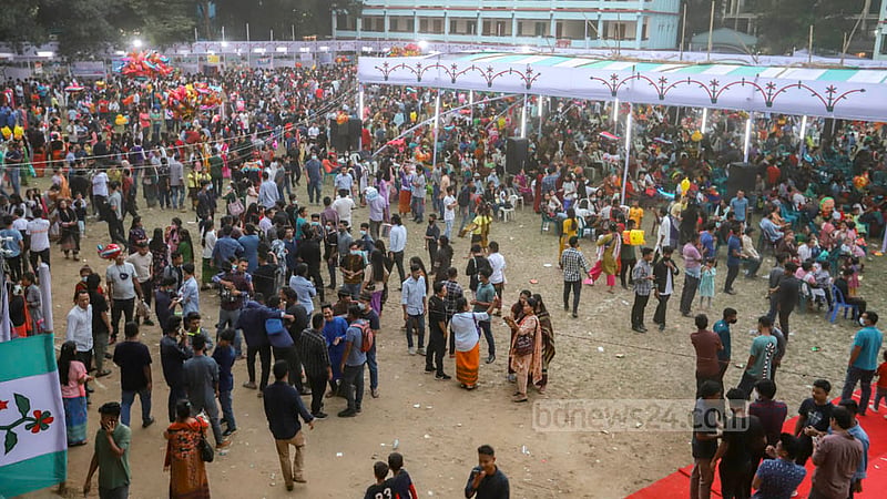 বনানী বিদ্যানিকেতনে শুক্রবার গারোদের ওয়ানগালা উৎসবে যোগ দেন ঢাকায় অবস্থানরত গারোরা। ছবি: আসিফ মাহমুদ অভি