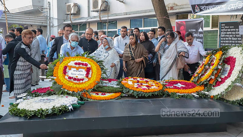 এরশাদবিরোধী আন্দোলনে নিহত ডা. শামসুল আলম খান মিলনের কবরে রোববার ফুল দিয়ে শ্রদ্ধা জানায় বিভিন্ন রাজনৈতিক দল ও সংগঠন।