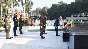 শিখা অনির্বাণে রাষ্ট্রপতি ও প্রধানমন্ত্রীর শ্রদ্ধা