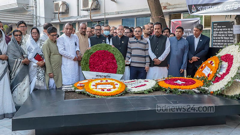এরশাদবিরোধী আন্দোলনে নিহত ডা. শামসুল আলম খান মিলনের সমাধিতে ফুল দিয়ে শ্রদ্ধা জানায় আওয়ামী লীগ।