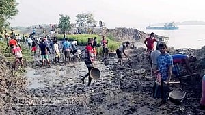 কয়রায় ধসে যাওয়া বাঁধের মেরামত হলো স্বেচ্ছাশ্রমে, কাটেনি আতঙ্ক