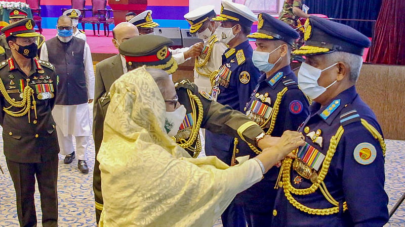 সশস্ত্র বাহিনী দিবস উপলক্ষে সোমবার আর্মি মাল্টিপারপাস কমপ্লেক্সে ২০২১-২০২২ সালের শান্তিকালীন পদক পরিয়ে দেন প্রধানমন্ত্রী শেখ হাসিনা।ছবি: পিএমও