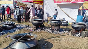 বিএনপির সমাবেশ মাঠে রান্না হচ্ছে মোরগ পোলাও, বিক্রি হচ্ছে সন্দেশ