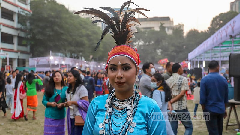 ঢাকার বনানী বিদ্যানিকেতনে শুক্রবার ওয়ানগালা উৎসবে গারো আদিবাসীদের ঐতিহ্যবাহী পোশাকে আসা এক তরুণী। ছবি: আসিফ মাহমুদ অভি