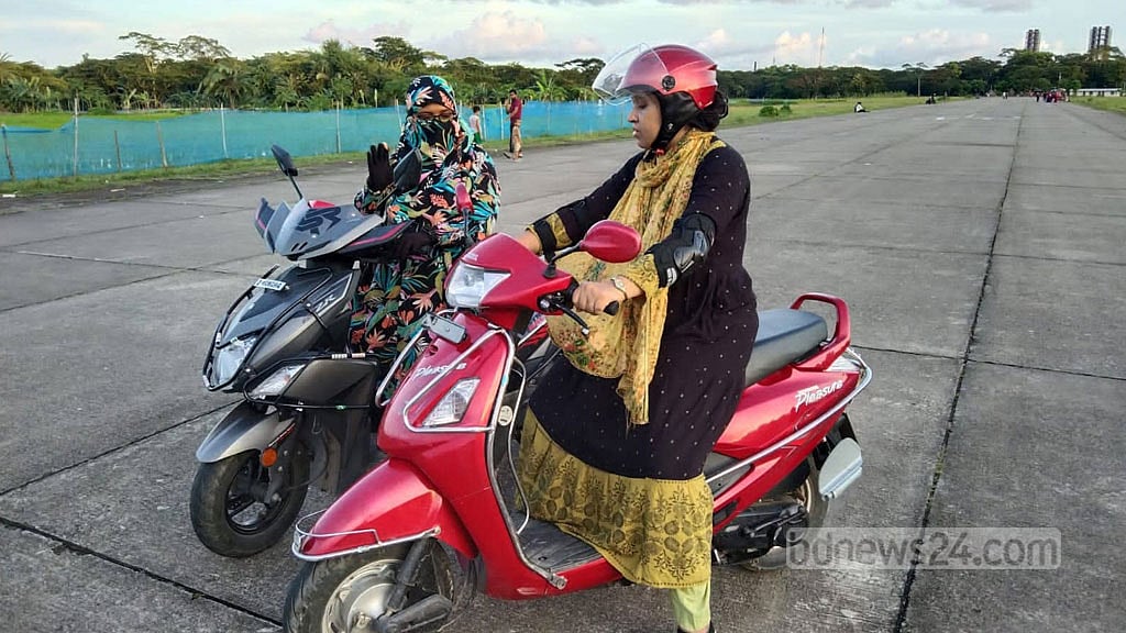 দিনে শিক্ষিকা, রাতে স্কুটি প্রশিক্ষক পাপড়ি