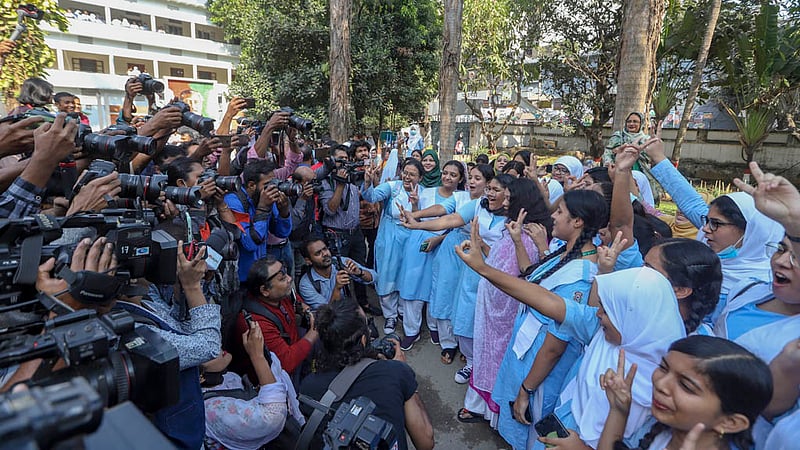 এসএসসিতে ভালো ফলাফল করেছেন শিক্ষার্থীরা, আনন্দঘন সময় পার করছেন তারা; সেই সময়কে ক্যামেরায় বন্দি করে রাখছেন সাংবাদিকরা।ছবি: মাহমুদ জামান অভি