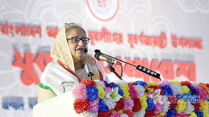 যুবলীগের সুবর্ণজয়ন্তীতে&amp;nbsp;শুক্রবার ঢাকার সোহরাওয়ার্দী উদ্যানে মহাসমাবেশে বক্তৃতা করেন&amp;nbsp;আওয়ামী লীগের সভাপতি ও প্রধানমন্ত্রী শেখ হাসিনা। ছবি: পিএমও