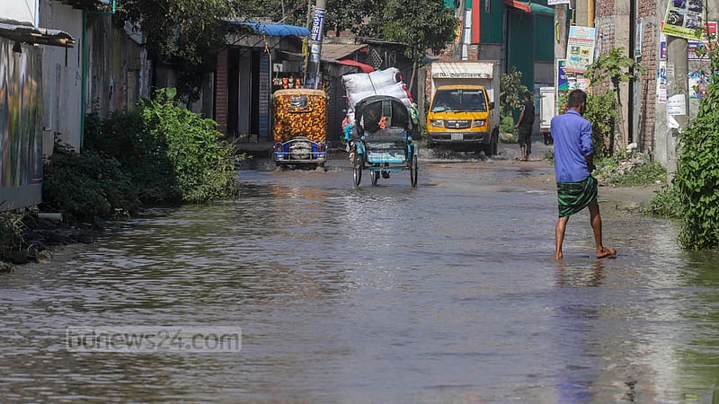 সারা বছরই জলজটের ভোগান্তি, নোংরা পানি মাড়িয়ে চলতে হয় এলাকাবাসীর। তবুও পয়ঃনিষ্কাশন ব্যবস্থা উন্নত হয়নি মাতুয়াইলের এ এলাকায়। ছবি: আসিফ মাহমুদ অভি