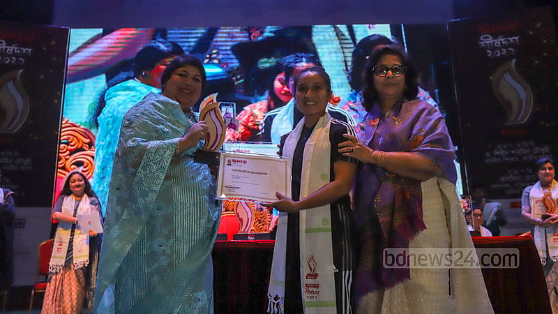বাংলা একাডেমির আবদুল করিম সাহিত্য বিশারদ মিলনায়তনে শনিবার স্পিকার শিরীন শারমিন চৌধুরীর হাত থেকে ‘অনন্যা’ &amp;nbsp;সম্মাননা নেন বাংলাদেশের প্রথম নারী ফিফা রেফারি জয়া চাকমা।&amp;nbsp;