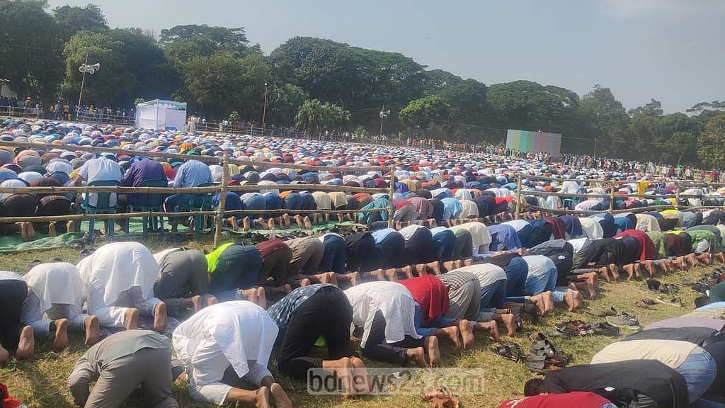 যুবলীগের সুবর্ণজয়ন্তী: সোহরাওয়ার্দী উদ্যানেই জুমার নামাজে হাজারো নেতাকর্মী