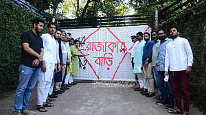 সাকার বাসভবনের ফটকে আবারও লেখা হল ‘রাজাকার বাড়ি’