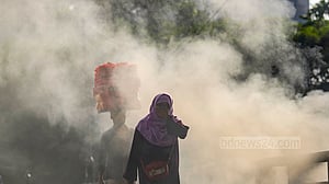 ভর দুপুরেই পুড়ছে প্লাস্টিক, ভুগছে মানুষ