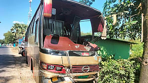 বাসের ধাক্কায় দাঁড়িয়ে থাকা পিকআপের চালক, ২ শ্রমিকের প্রাণ গেল