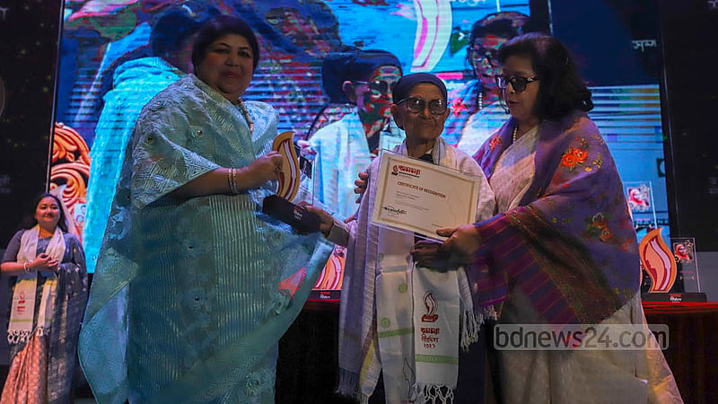 রাঙামাটির কারুশিল্পী সরত মালা চাকমার হাতে ‘অনন্যা’ আজীবন সম্মাননা তুলে দেন স্পিকার শিরীন শারমিন চৌধুরী।