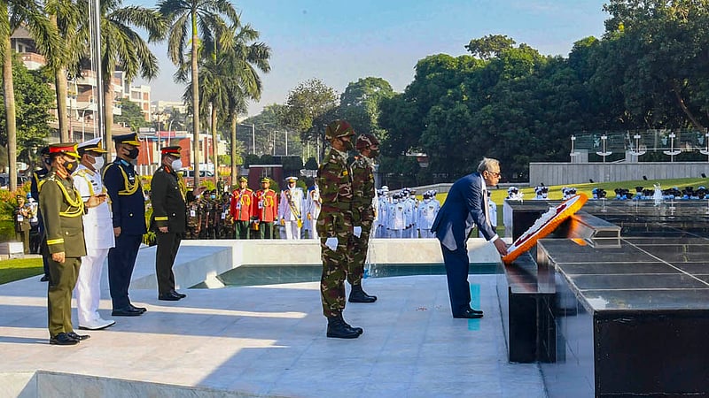 সশস্ত্র বাহিনী দিবস উপলক্ষে সোমবার ঢাকা সেনানিবাসে শিখা অনির্বাণে পুষ্পস্তবক অর্পণ করেন রাষ্ট্রপতি মো. আবদুল হামিদ।ছবি: পিআইডি