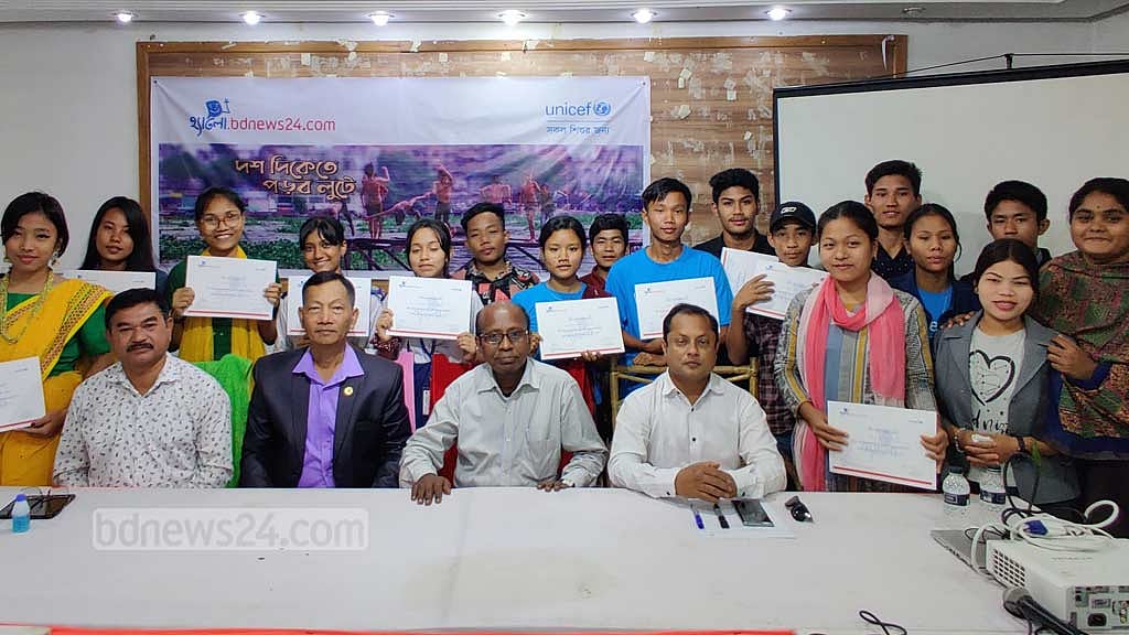 বান্দরবানে শিশু সাংবাদিকতার কর্মশালা শেষে সনদ বিতরণ