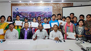 বান্দরবানে শিশু সাংবাদিকতার কর্মশালা শেষে সনদ বিতরণ
