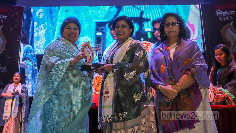 বাংলা একাডেমির আবদুল করিম সাহিত্য বিশারদ মিলনায়তনে শনিবার অর্থনীতিবিদ নাজনীন আহমেদের হাতে ‘অনন্যা’ সম্মাননা দেন স্পিকার শিরীন শারমিন চৌধুরী।