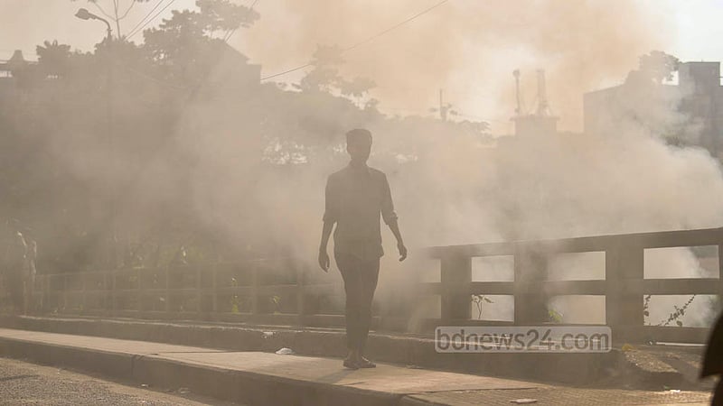 ঢাকার রামপুরা ব্রিজের নিচে পোড়ানো হচ্ছে ময়লা-আবর্জনা, যার মধ্যে প্লাস্টিকই বেশি। পোড়া প্লাস্টিকের ধোঁয়ায় ছেয়ে গেছে পুরো ব্রিজ।ছবি: মাহমুদ জামান অভি