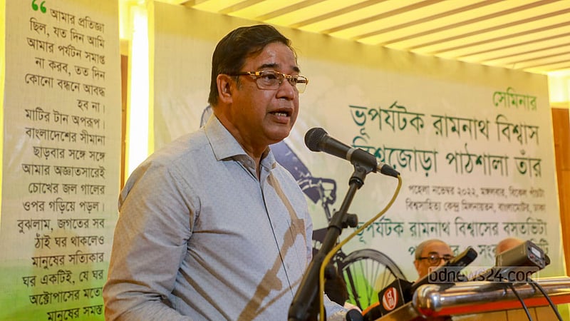 ঢাকার বিশ্বসাহিত্য কেন্দ্র মিলনায়তনে মঙ্গলবার বিকালে ‘ভূপর্যটক রামনাথ বিশ্বাস বিশ্বজোড়া পাঠশালা তাঁর’ শীর্ষক আলোচনায় বক্তব্য দেন লেখক ও সাবেক অতিরিক্ত সচিব জালাল আহমেদ।ছবি: মোস্তাফিজুর রহমান