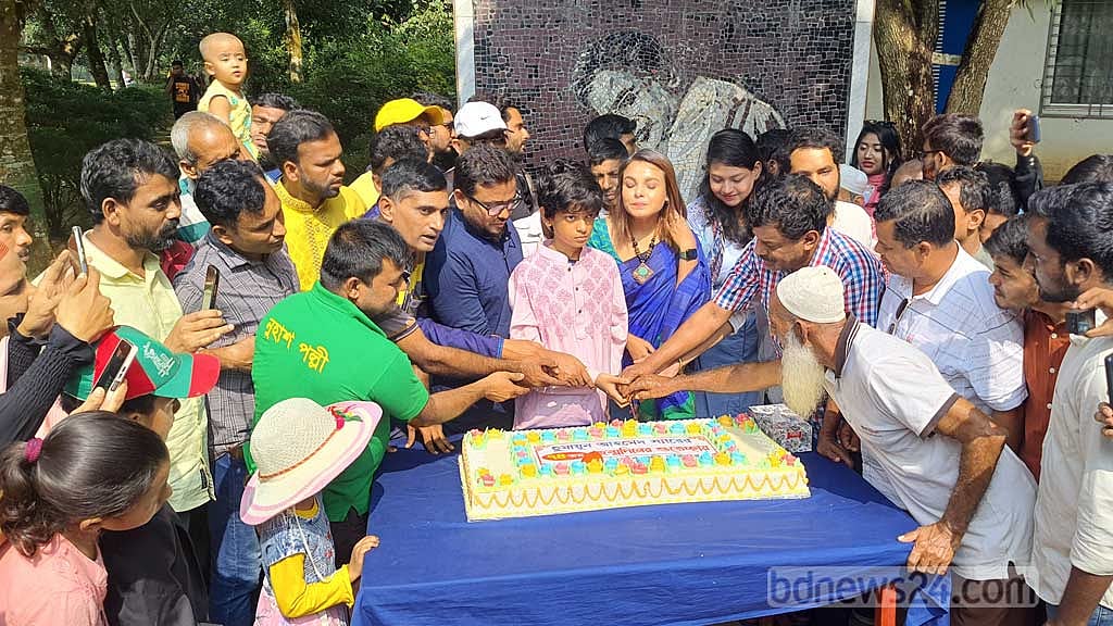 হুমায়ূনের জন্মদিনে নুহাশপল্লীতে ১০৭৪ মোমবাতি প্রজ্বালন