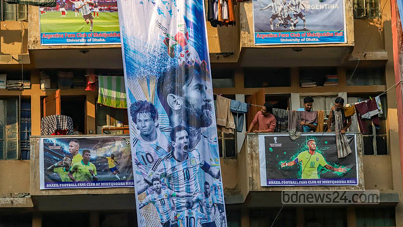 ঢাকা বিশ্ববিদ্যালয়ের মুক্তিযোদ্ধা জিয়াউর রহমান হলের ছাদ থেকে নিচতলা পর্যন্ত বিশাল আকৃতির লিওনেল মেসির পোস্টার ঝোলাচ্ছে আর্জেন্টিনার সমর্থক শিক্ষার্থীরা।ছবি: মাহমুদ জামান অভি