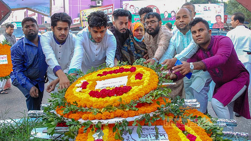ঢাকার গুলিস্তানে জিরো পয়েন্টে নূর হোসেন চত্বরে বৃহস্পতিবার শহীদ নূর হোসেনের প্রতি শ্রদ্ধা জানান পরিবারের সদস্যরা।