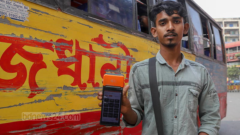 ঢাকায় মিরপুরকেন্দ্রিক ৩০ কোম্পানির বাসে রোববার থেকে চালু হয়েছে ই-টিকেট। প্রতিটি বাসে ই-টিকেট মেশিন দিয়ে টিকেট কাটার ব্যবস্থা রয়েছে। ছবি: আসিফ মাহমুদ অভি